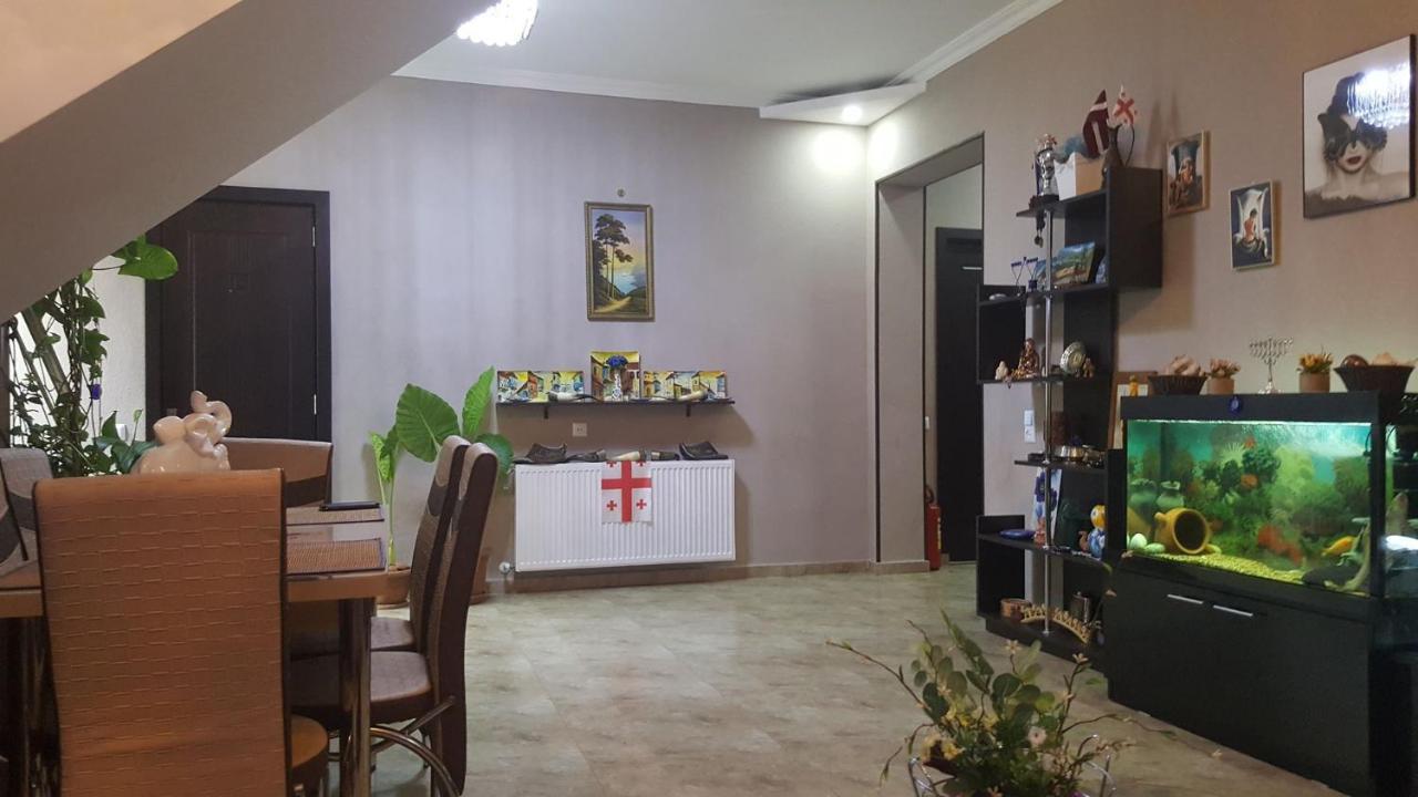 טביליסי Guesthouse Different מראה חיצוני תמונה