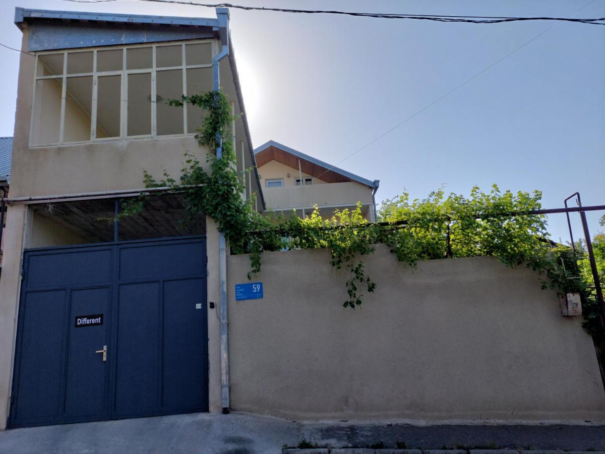טביליסי Guesthouse Different מראה חיצוני תמונה