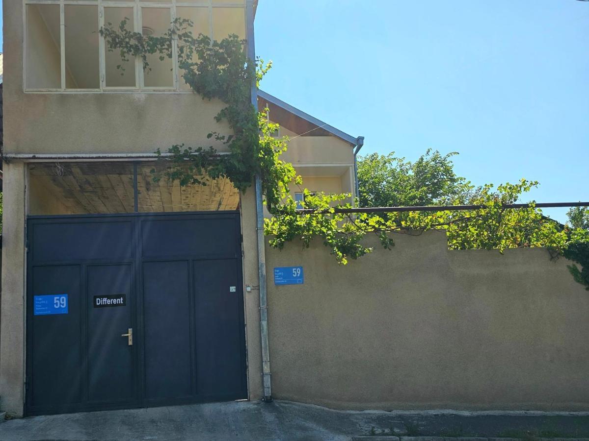 טביליסי Guesthouse Different מראה חיצוני תמונה